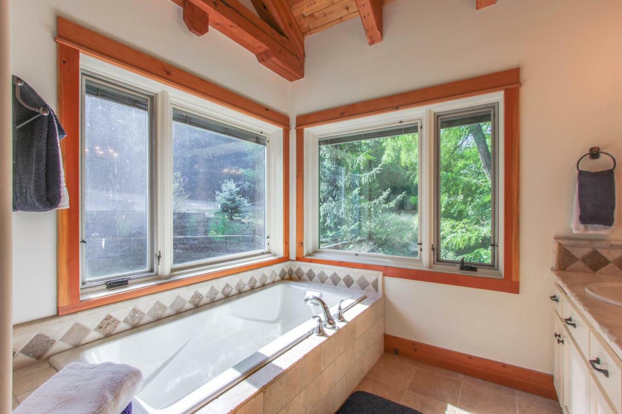 Bottle Bay Lakefront Lodge Sandpoint Esterno foto